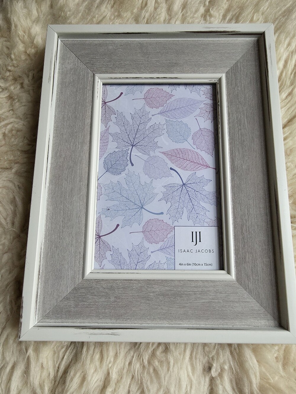 Isaac Jacobs 4x6 photo frame featuring a charming distressed two-tone design